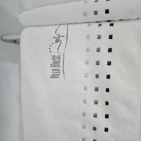 לינה וארוחת בוקר Hresc S