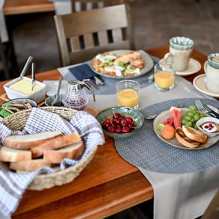 לינה וארוחת בוקר Hresc S 4*