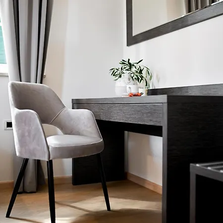 לינה וארוחת בוקר Hresc S 4*